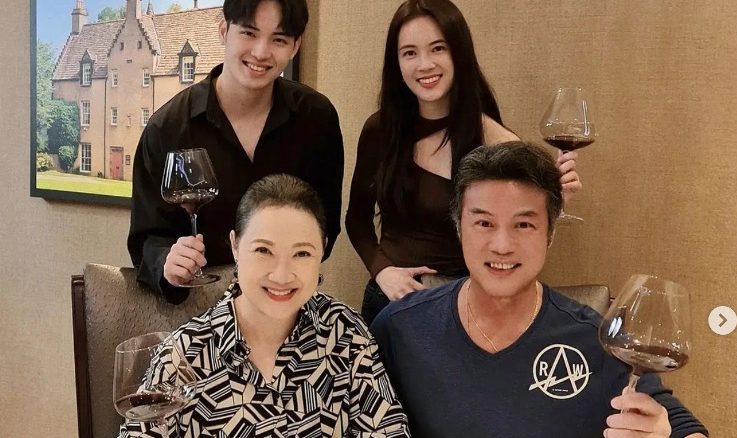 zheng-geping’s-family-eats-tapow-ed-chicken-rice-at-home-to-celebrate-son’s-birthday