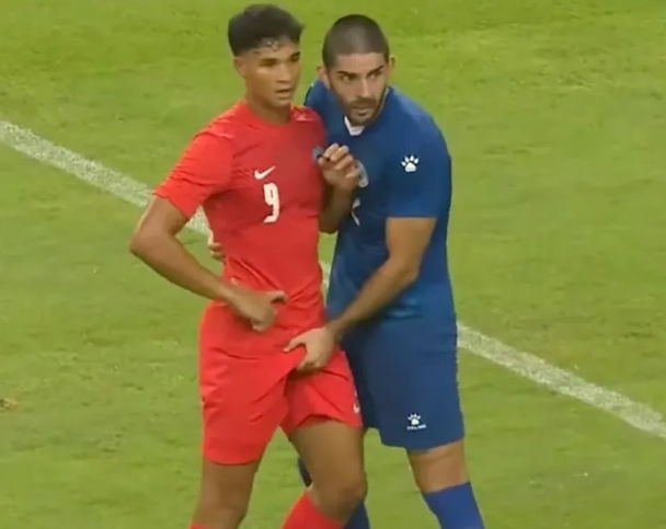 Philippines defender grabs Ikhsan Fandi's 'balls' right before Singapore scores opener