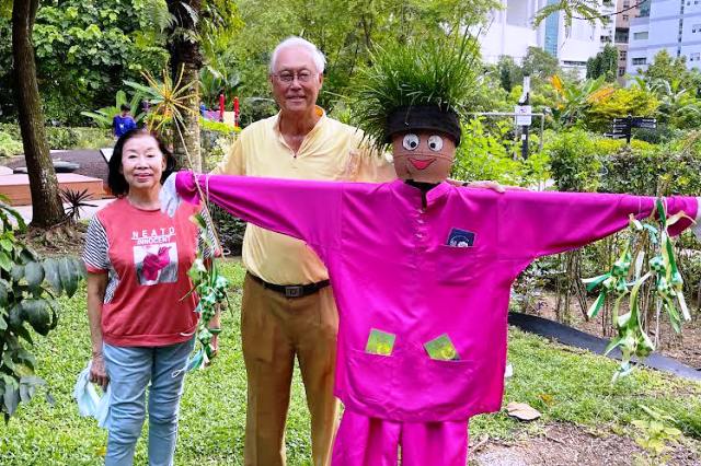 Ex-PM Goh Chok Tong shares photo taken with scarecrow dressed in Malay outfit to wish his Muslim friends Selamat Hari Raya