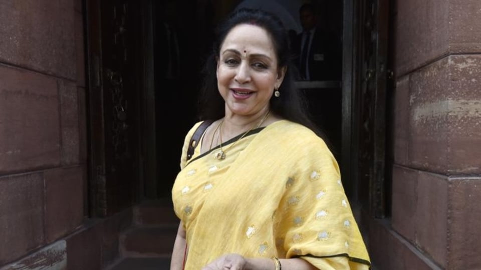 hema-malini-complains-about-potholes-in-mumbai:-‘kya-tha,-kya-ho-gaya’