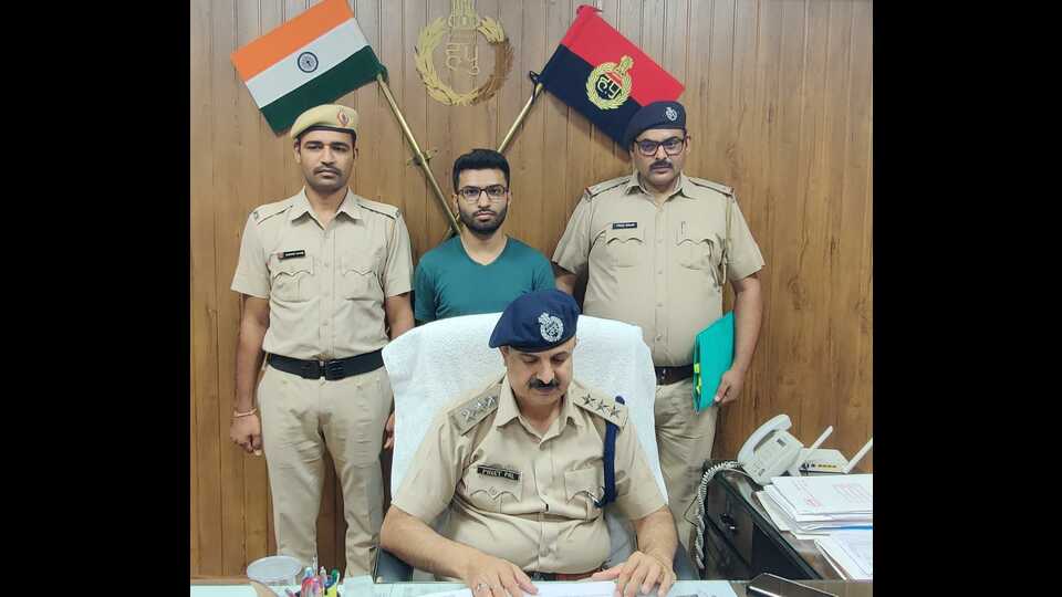 gurugram:-25-year-old-man,-posing-as-airline-pilot,-held-for-duping-300+-women