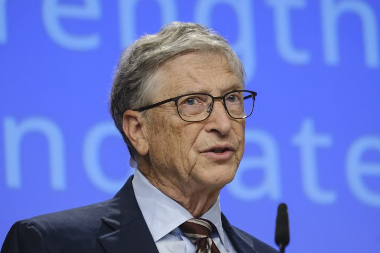 Bill Gates’ Summer Reading List Encourages Acts of Service and Deeper Connections