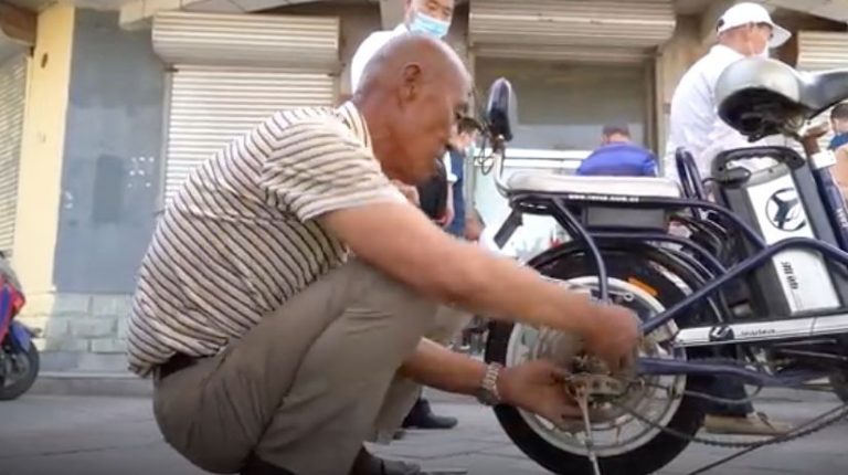 Elderly Chinese worker